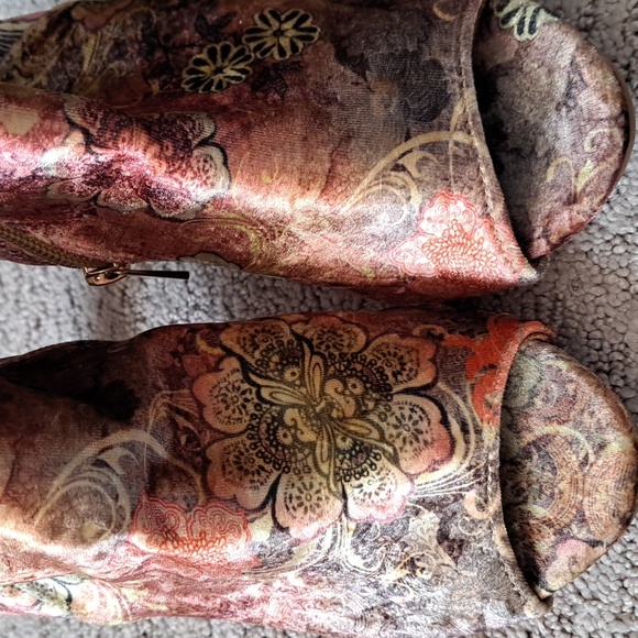 BAMBOO Print Velour Booties - Picture 9 of 13